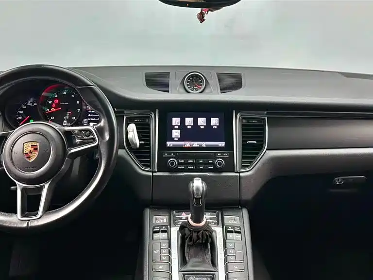 Porsche Macan 2017 — фото 11
