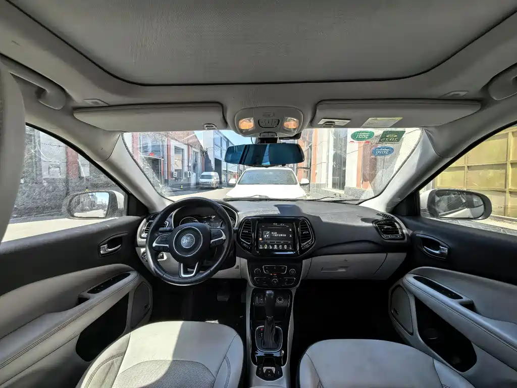 Jeep Compass 2017 — фото 13