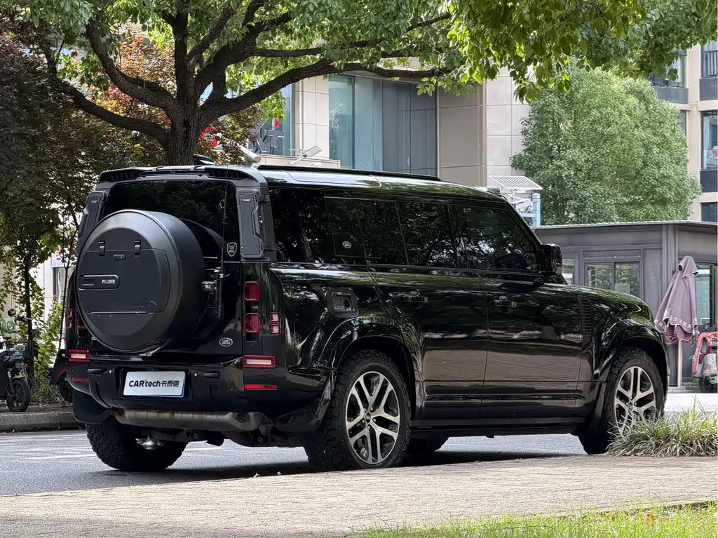 Land Rover Defender 2024