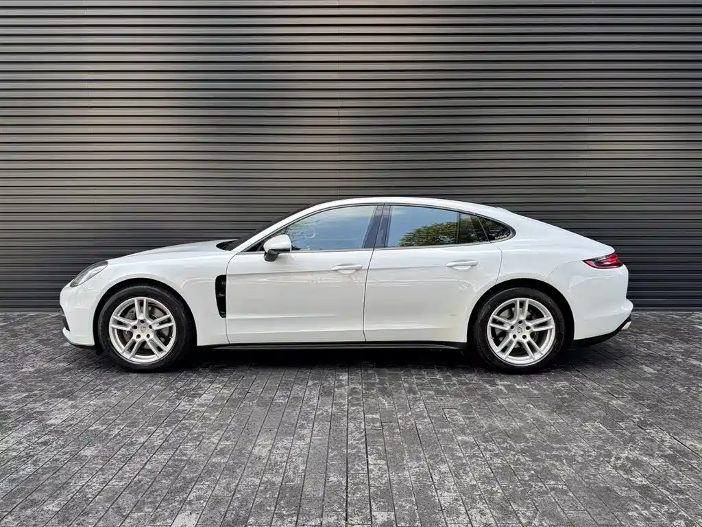 Porsche Panamera 2018 — фото 13