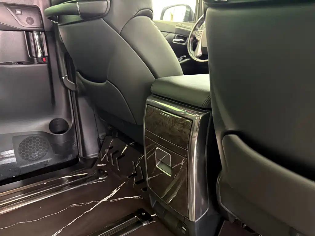 Toyota Alphard 2022 — фото 13
