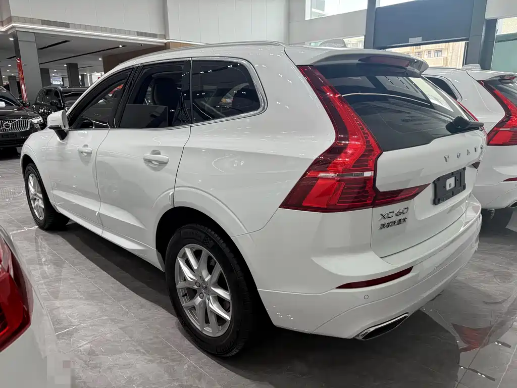 Volvo XC60 2018 — фото 9
