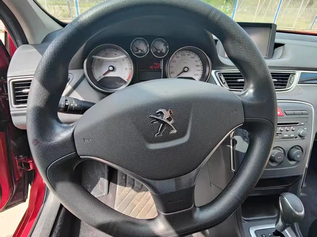 Peugeot 308 2015 — фото 14