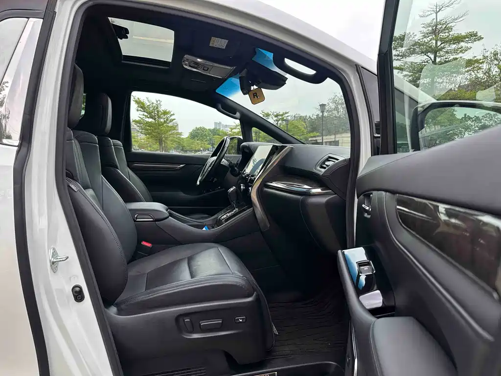Toyota Alphard 2020 — фото 13