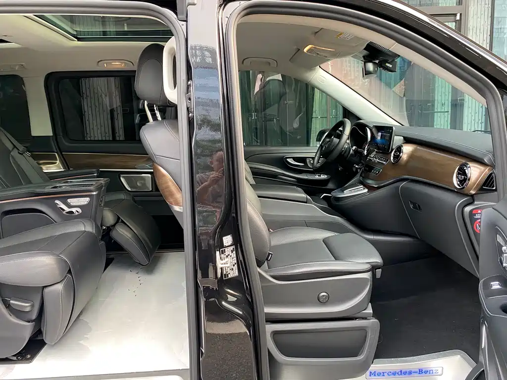 Mercedes-Benz V-Class 2023 — фото 11