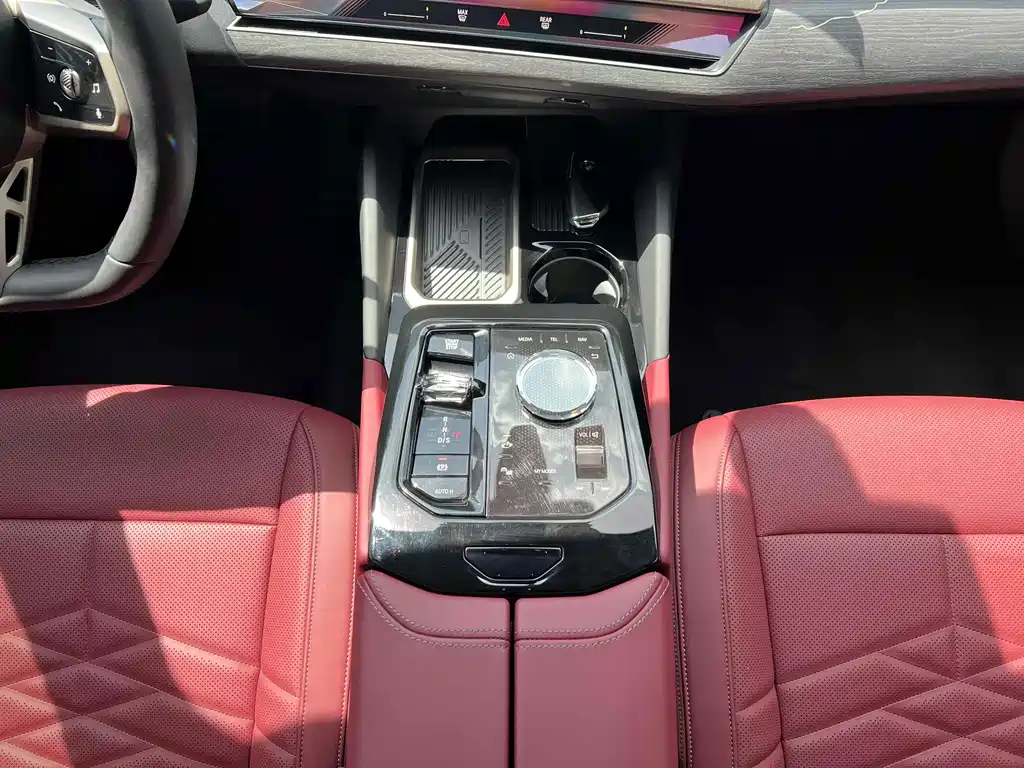 BMW 5 Series 2025 — фото 11