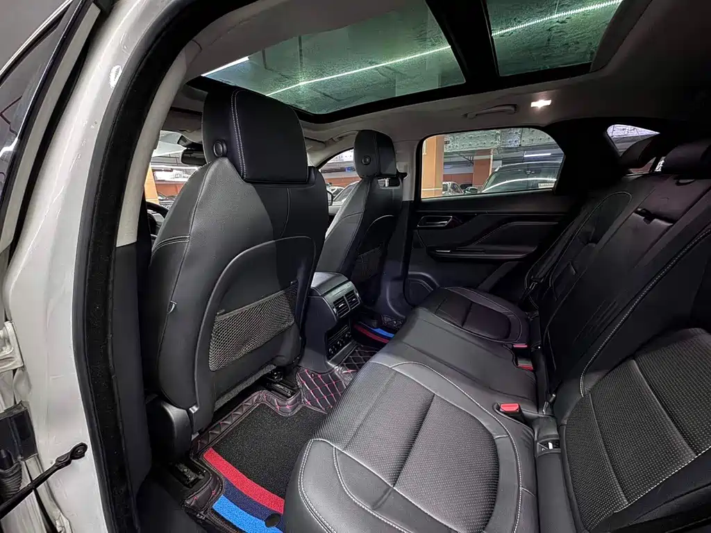 Jaguar F-PACE 2016 — фото 12