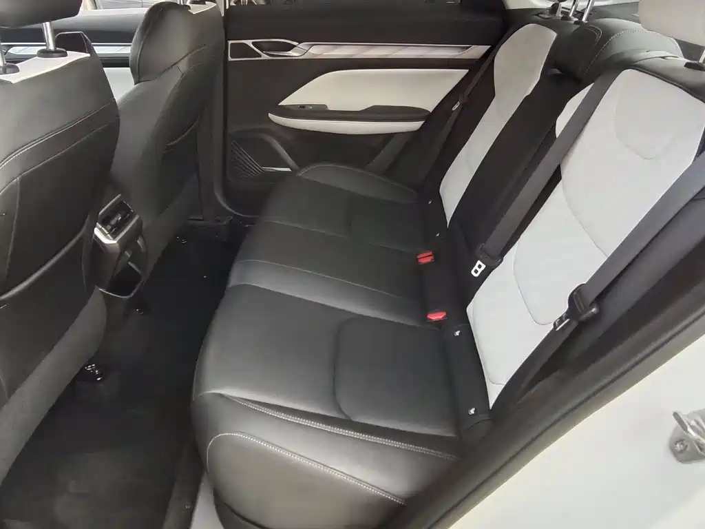 Geely Emgrand L 2022
