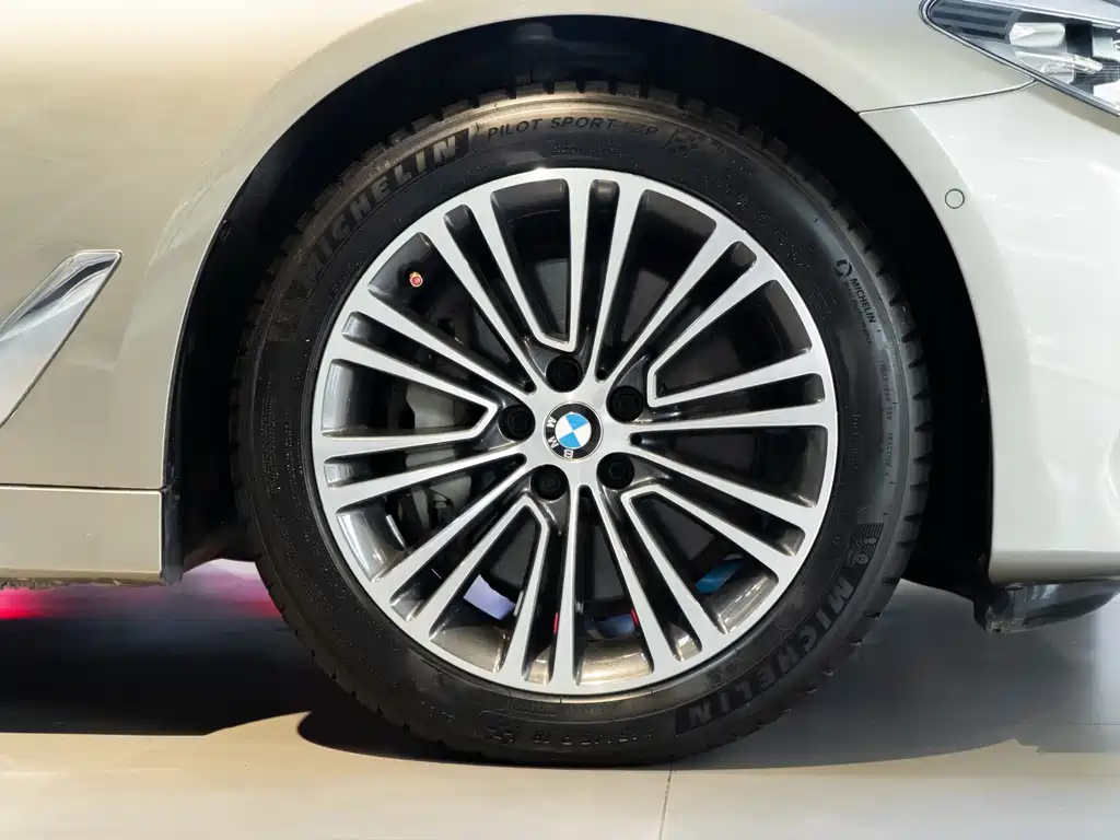BMW 5 Series 2018 — фото 22