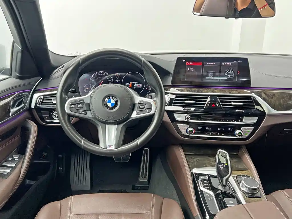 BMW 5 Series 2019 — фото 19
