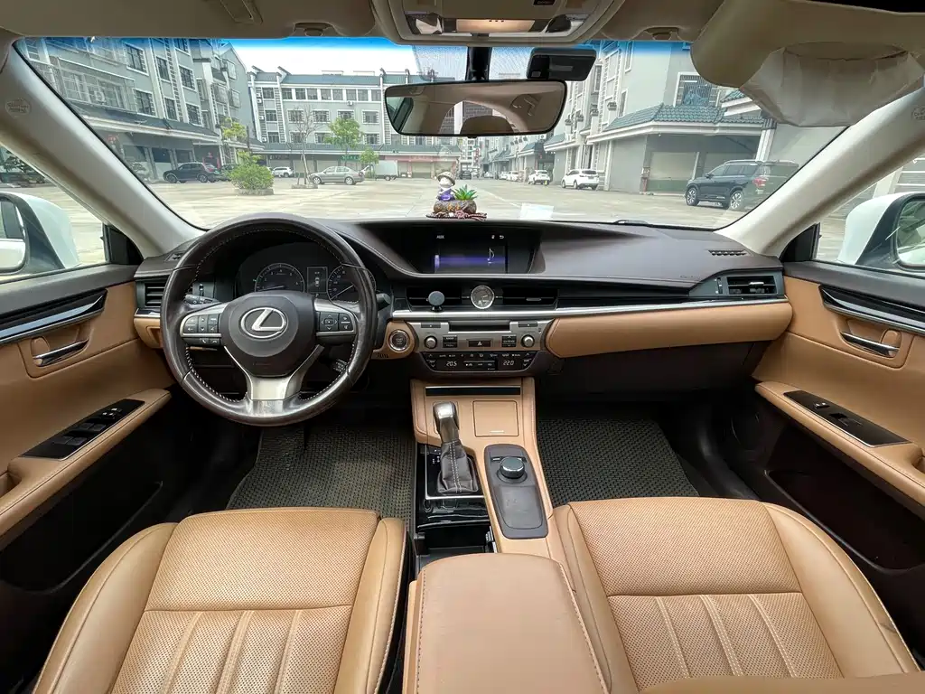 Lexus ES 2018 — фото 11
