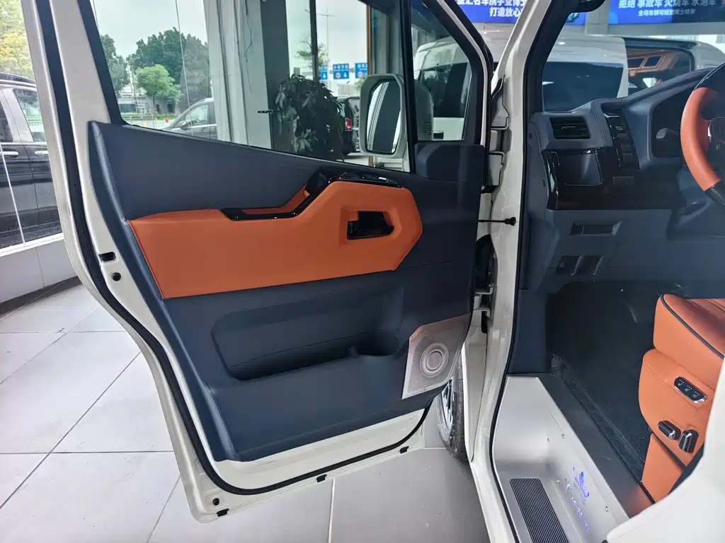 Toyota Hiace — фото 7