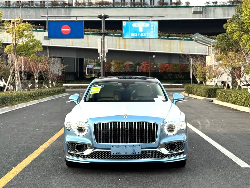 Bentley Flying Spur — фото 1