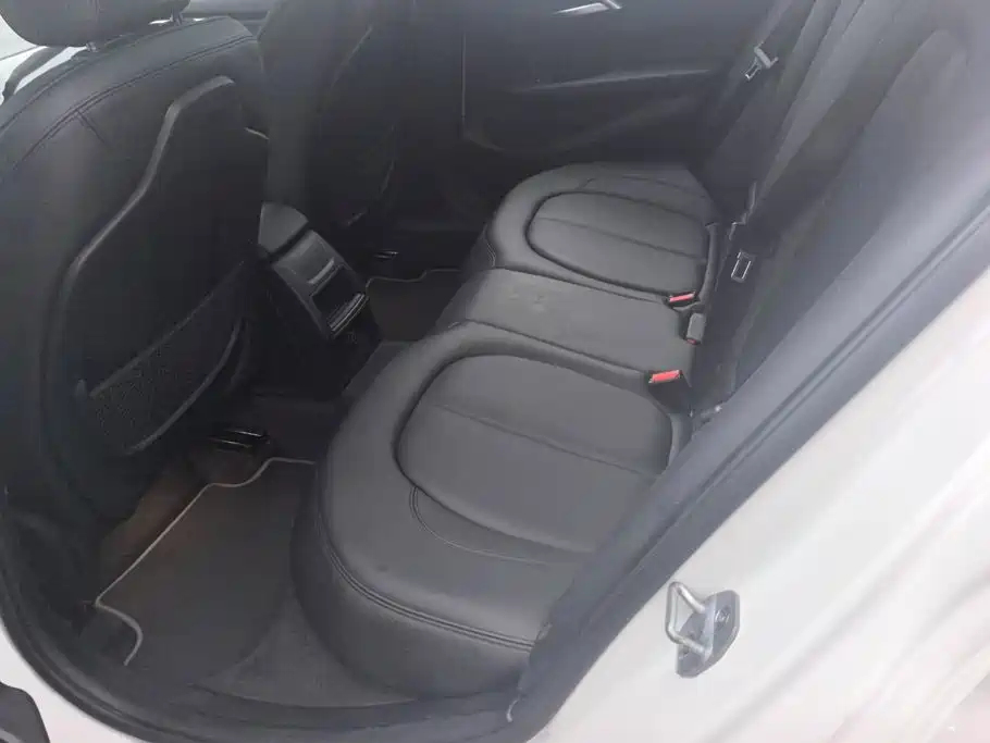 BMW 1 Series 2018 — фото 11