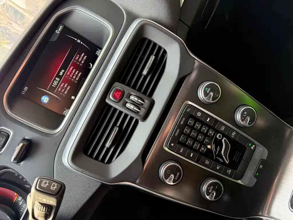 Volvo V40 2015 — фото 16