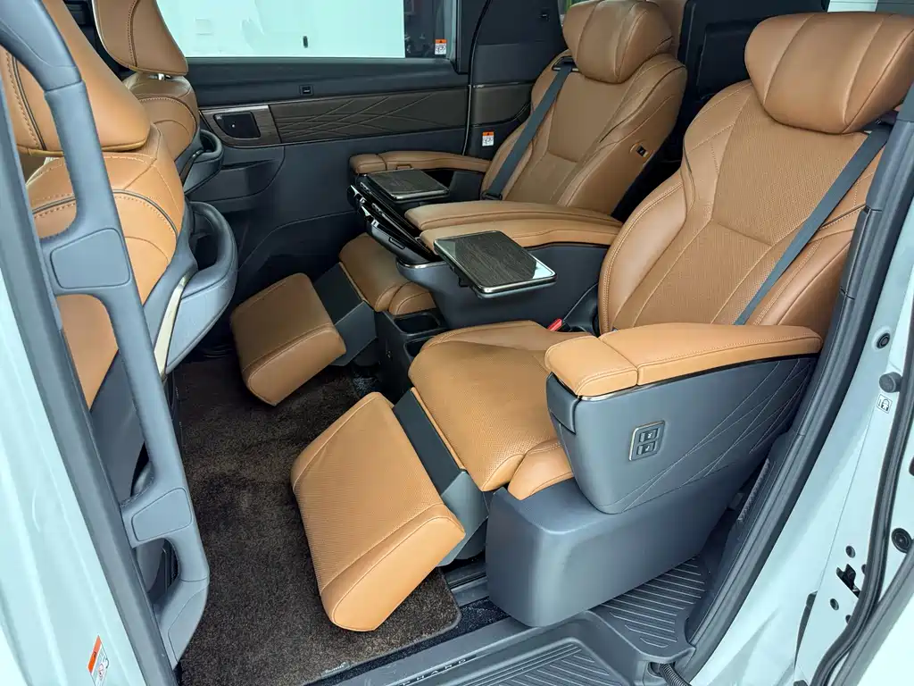 Toyota Alphard 2023 — фото 19