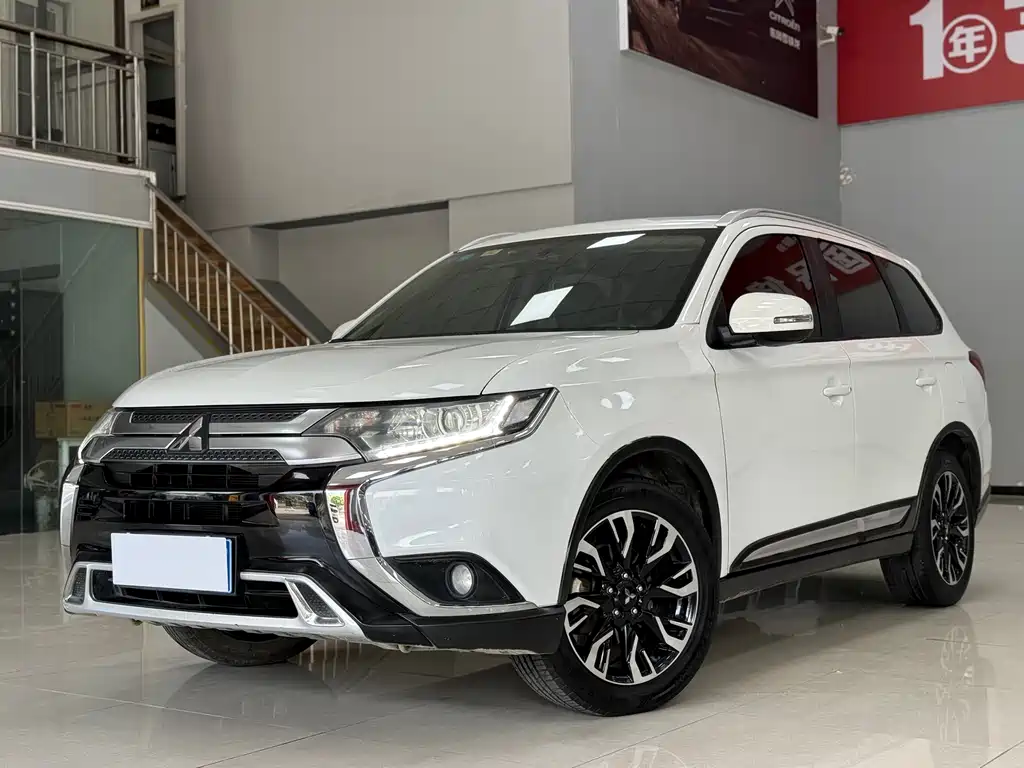 Mitsubishi Outlander 2019 — фото 1