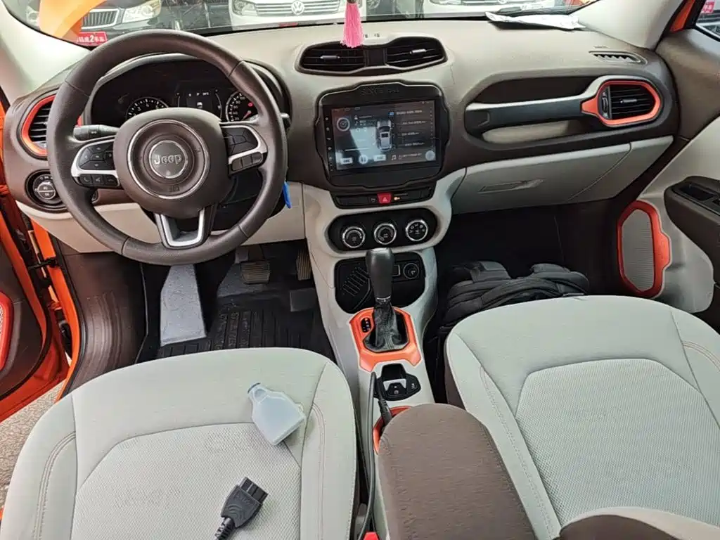 Jeep Renegade 2016 — фото 10