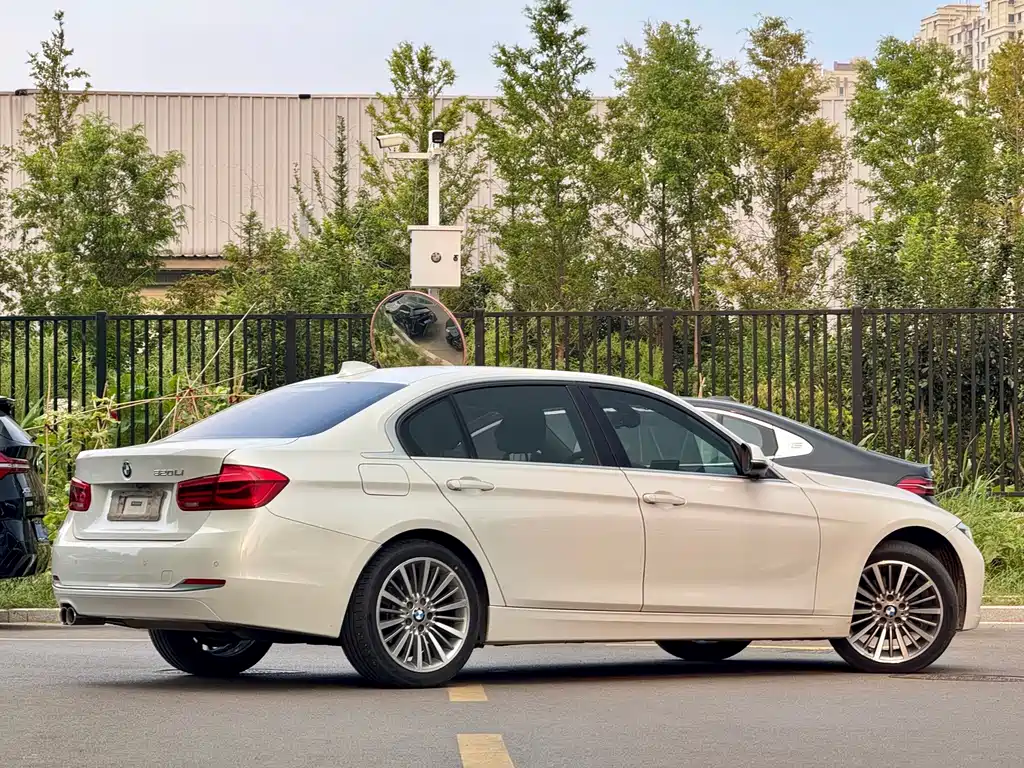 BMW 3 Series 2019 — фото 21