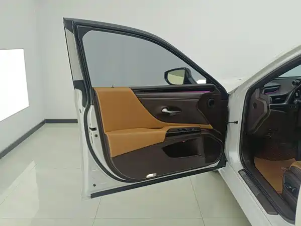 Lexus ES 2020