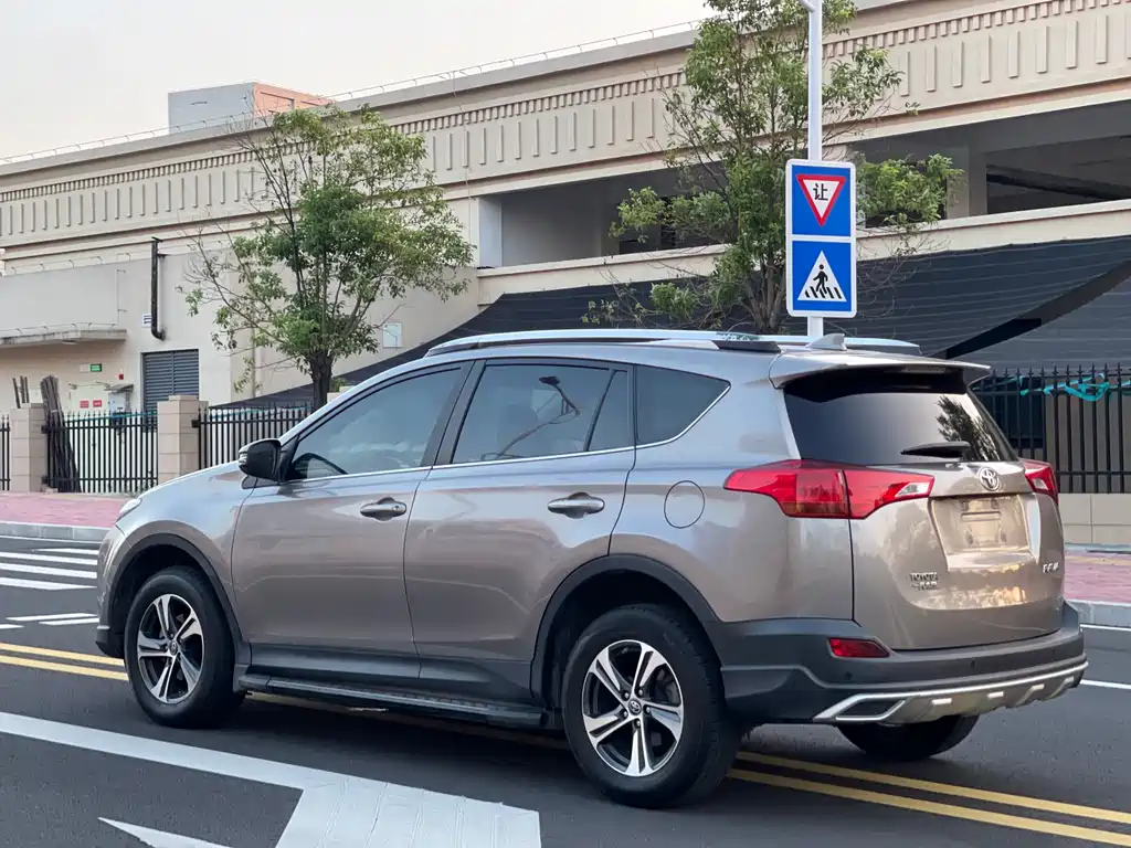 Toyota RAV4 2015 — фото 7