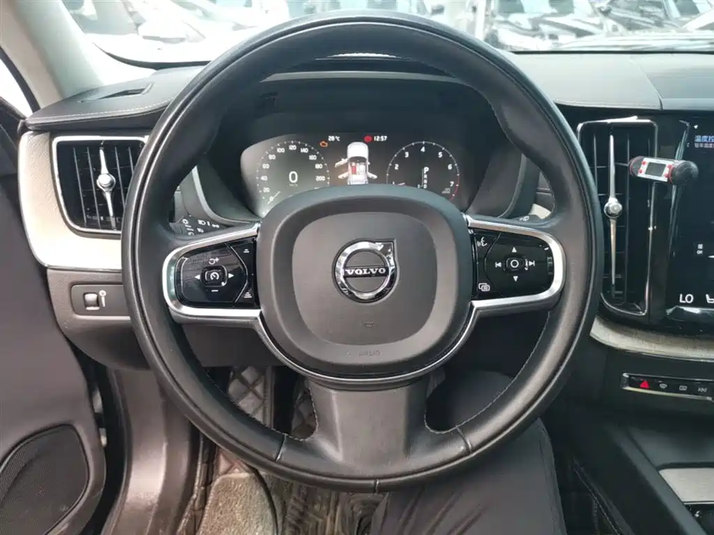 Volvo XC60 2020 — фото 11