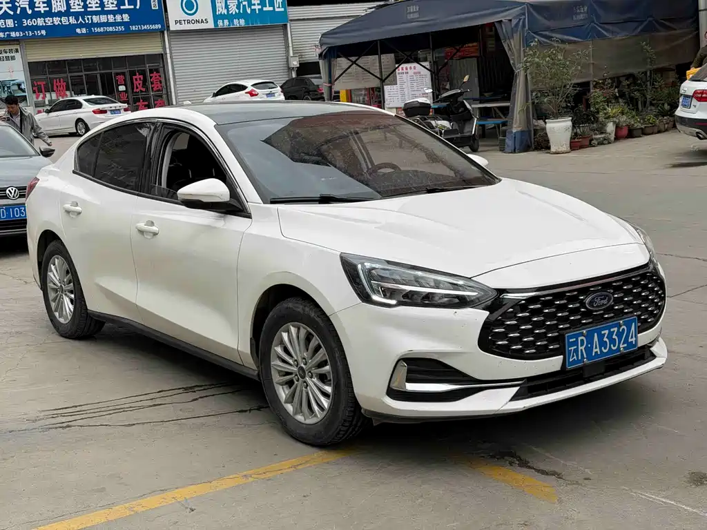 Ford Focus 2022 — фото 3