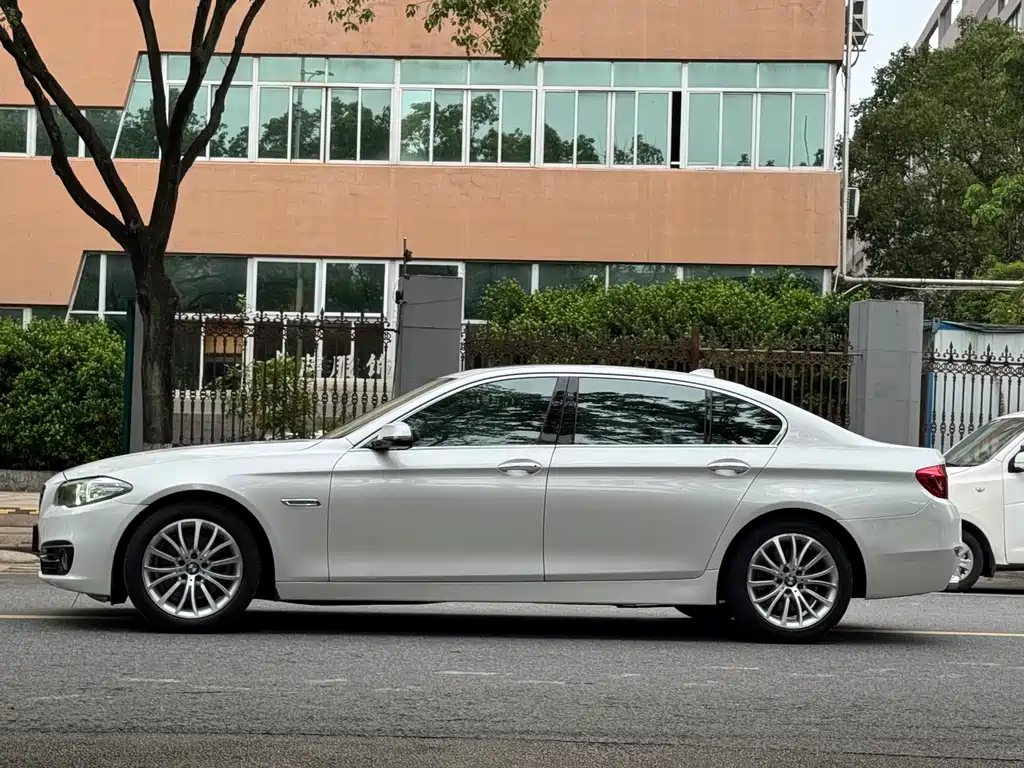 BMW 5 Series 2017 — фото 3