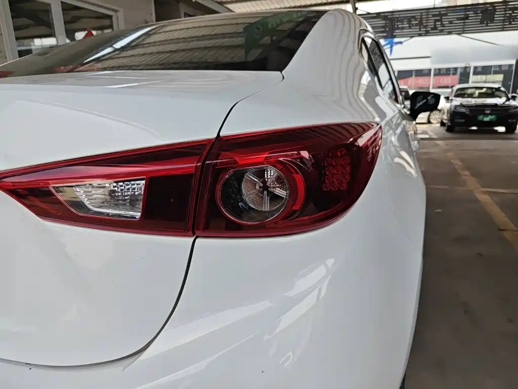 Mazda 3 Axela 2018 — фото 24