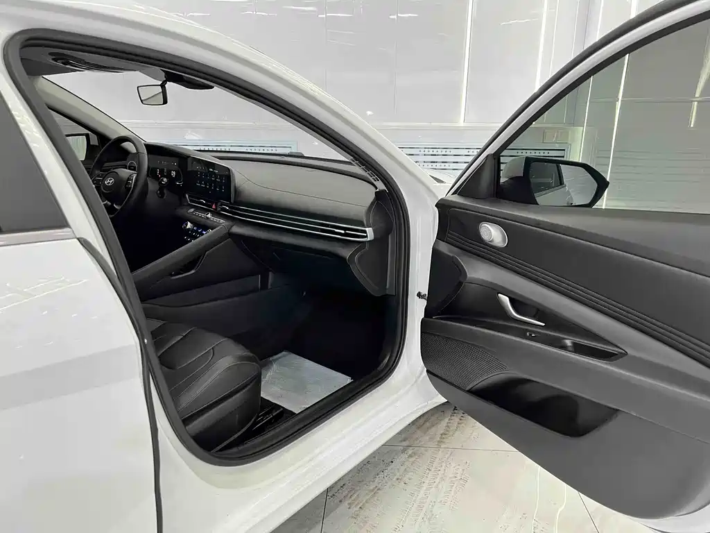 Hyundai Elantra 2023 — фото 18