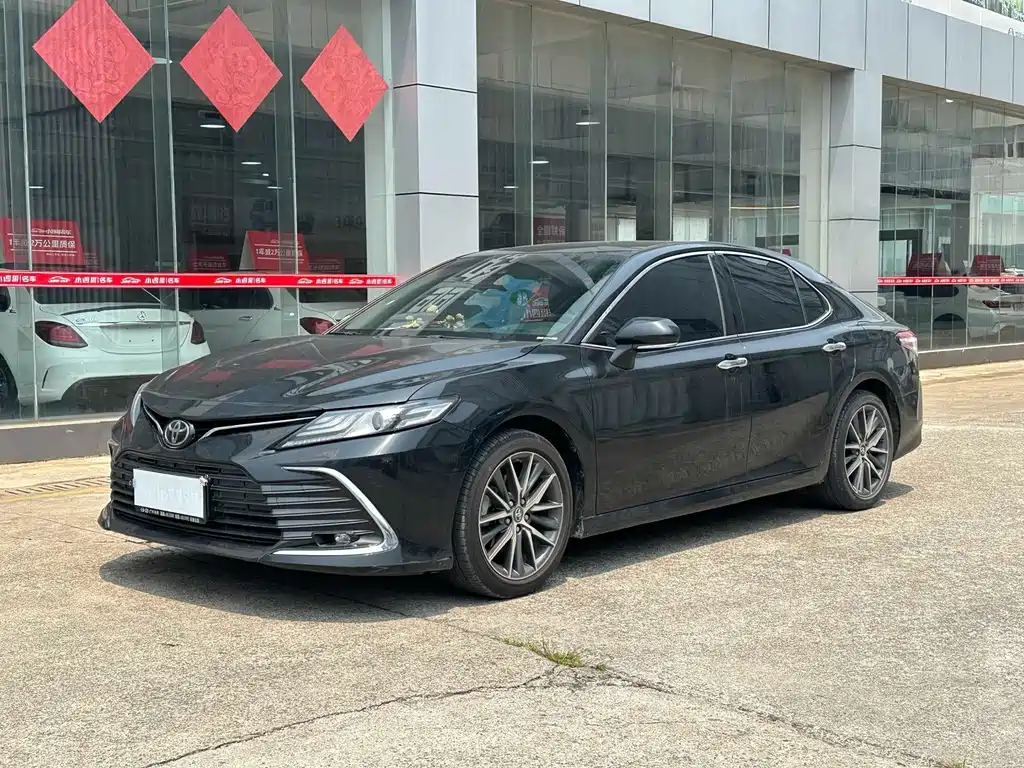 Toyota Camry 2022 — фото 1