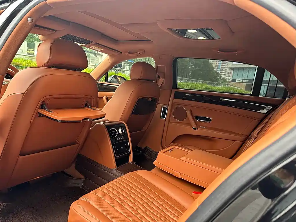Bentley Flying Spur 2018 — фото 10