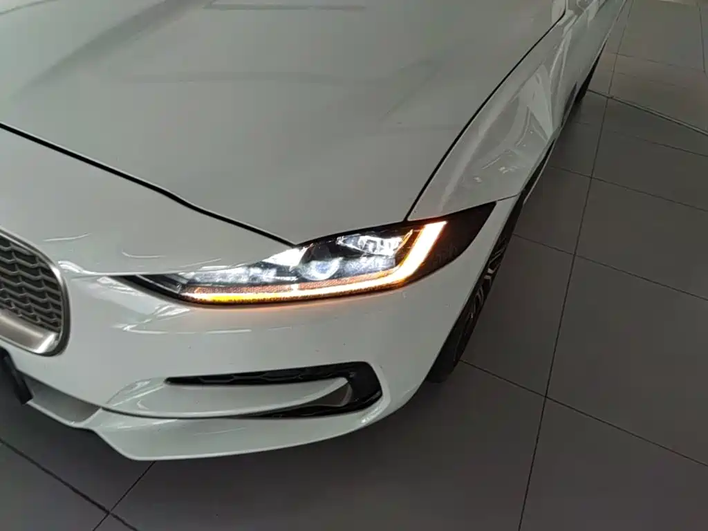 Jaguar XEL 2020 — фото 24