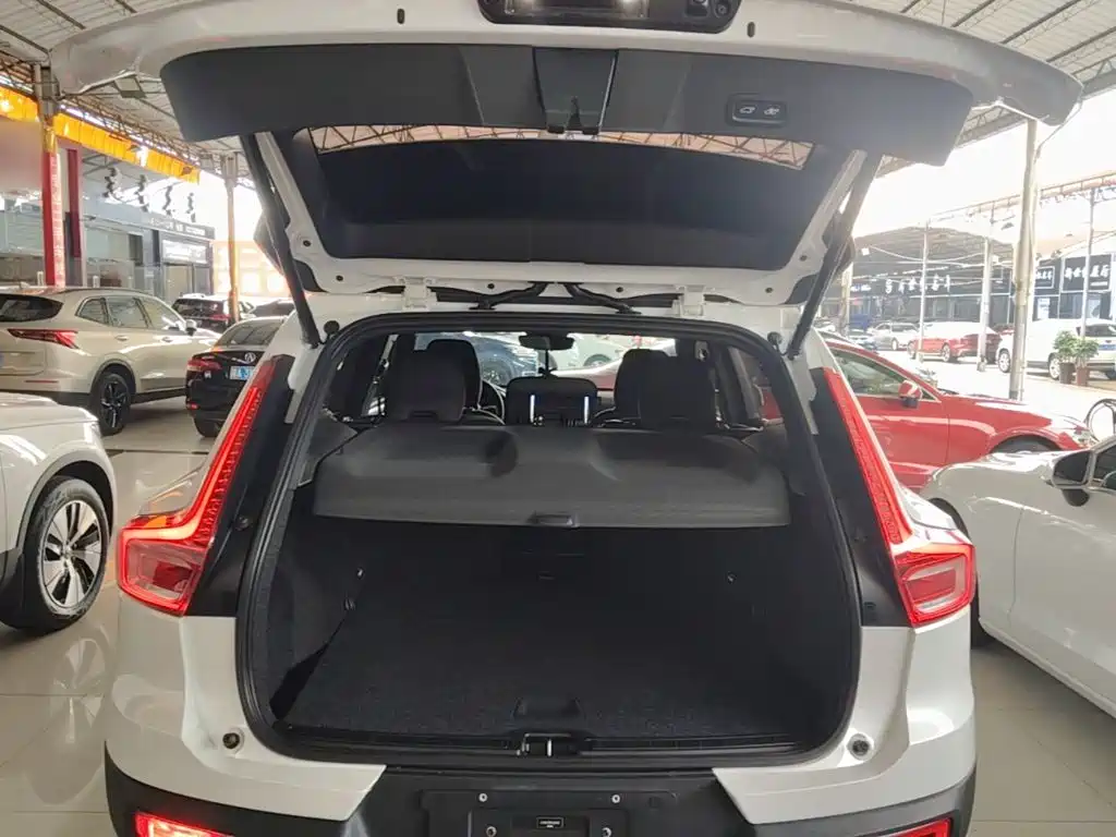Volvo XC40 2023 — фото 19