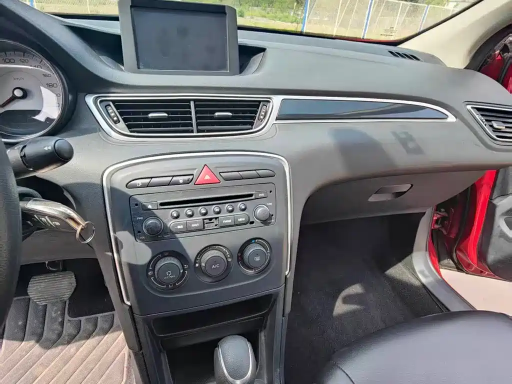 Peugeot 308 2015 — фото 15