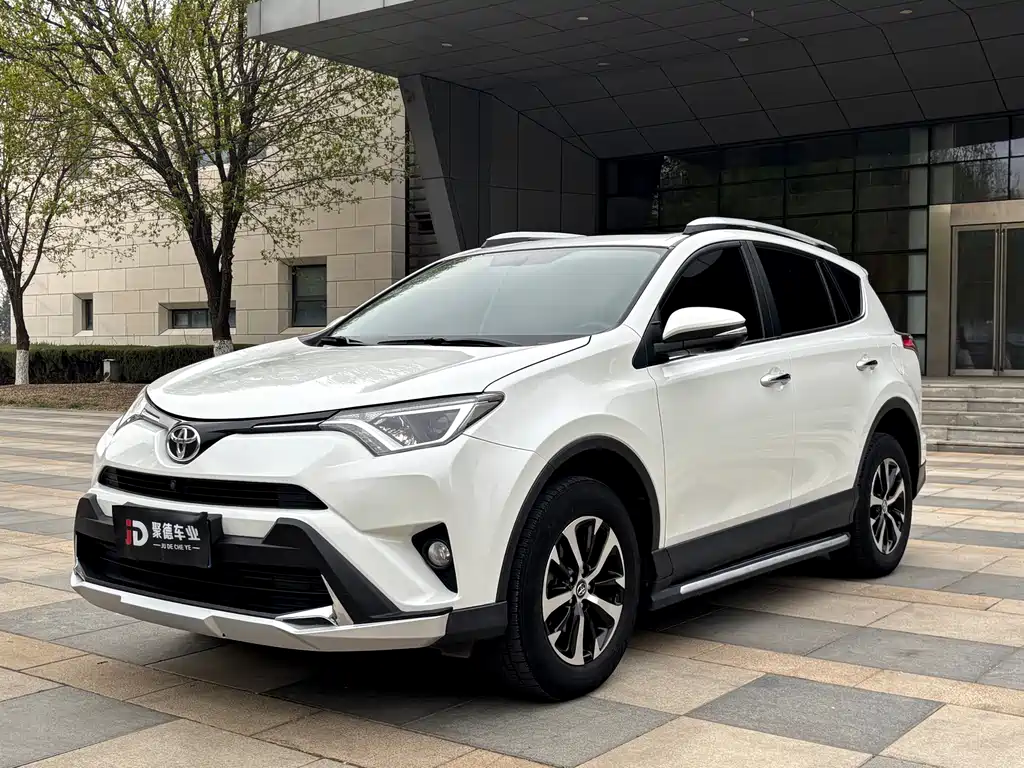 Toyota RAV4 2018 — фото 1