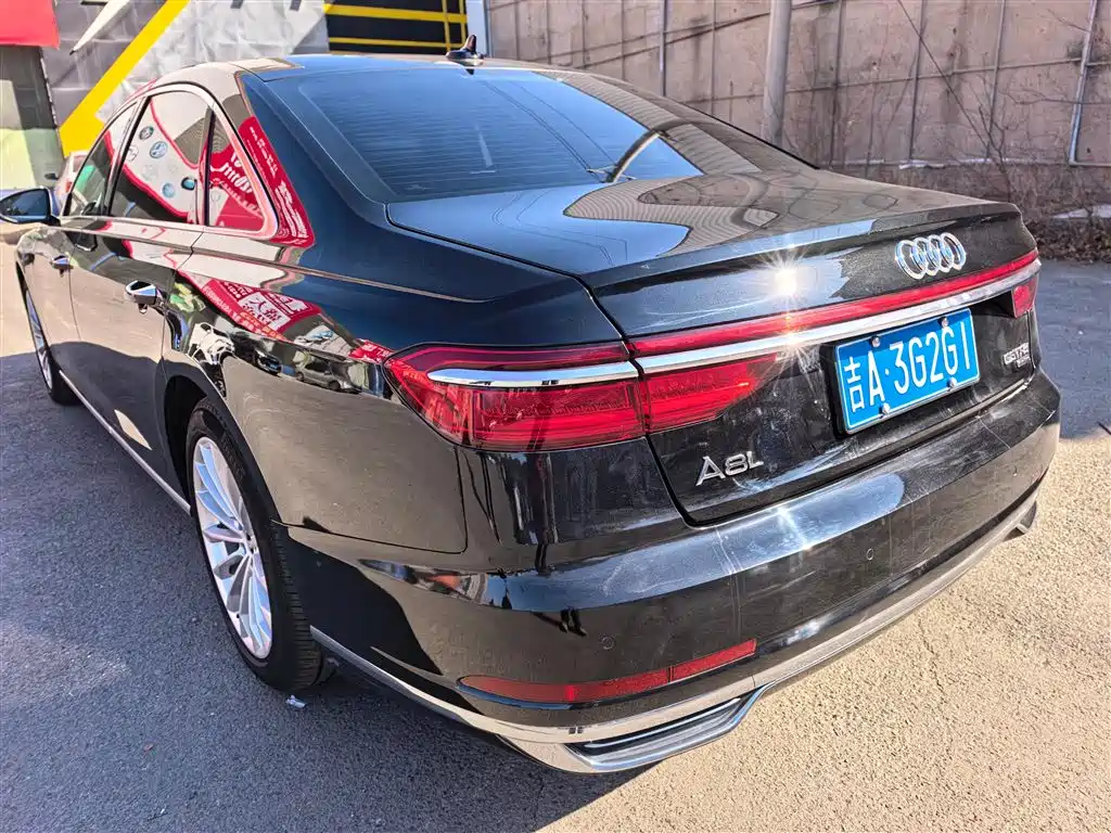 Audi A8 2021 — фото 12