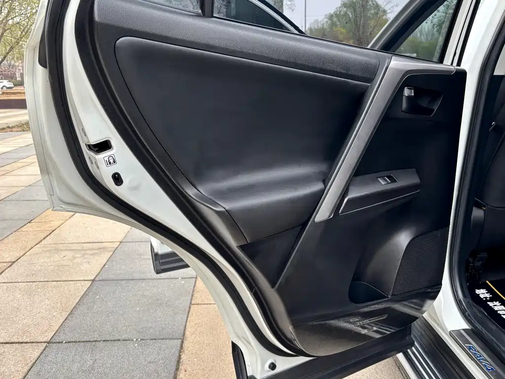 Toyota RAV4 2018 — фото 15