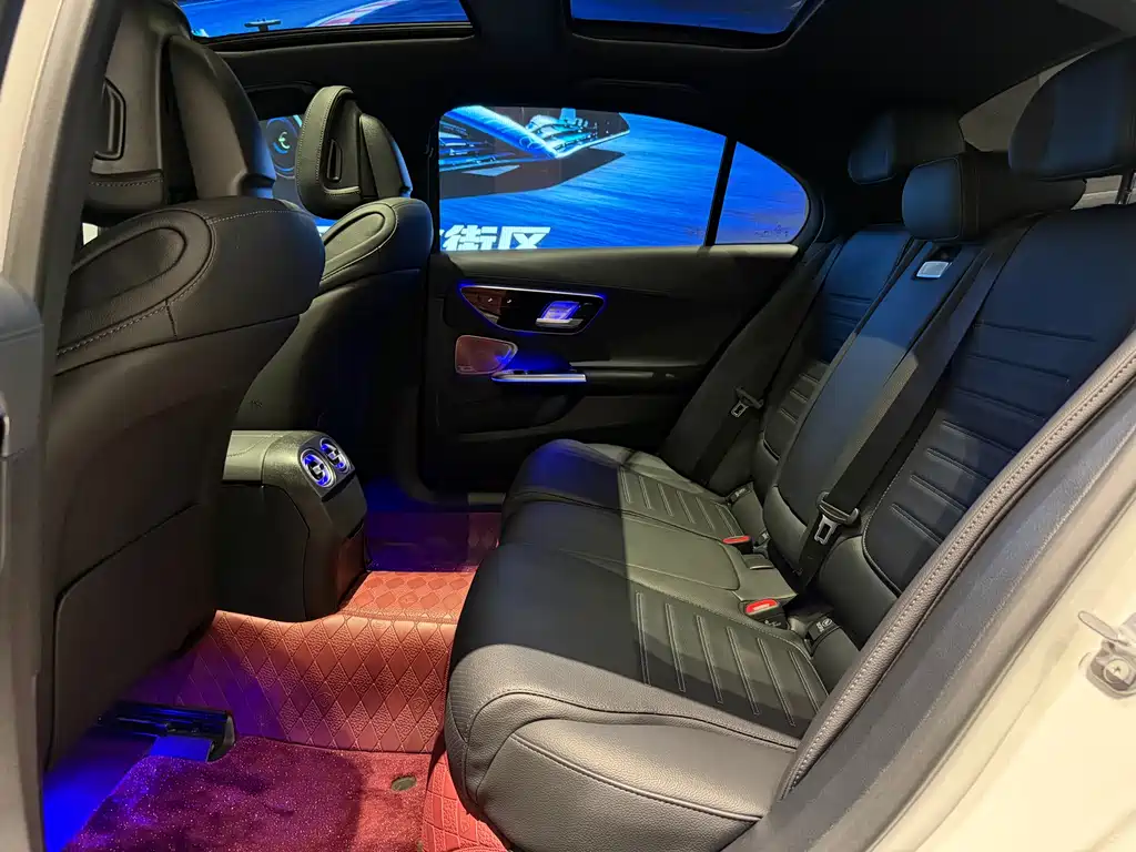 Mercedes-Benz C-Class 2025 — фото 12