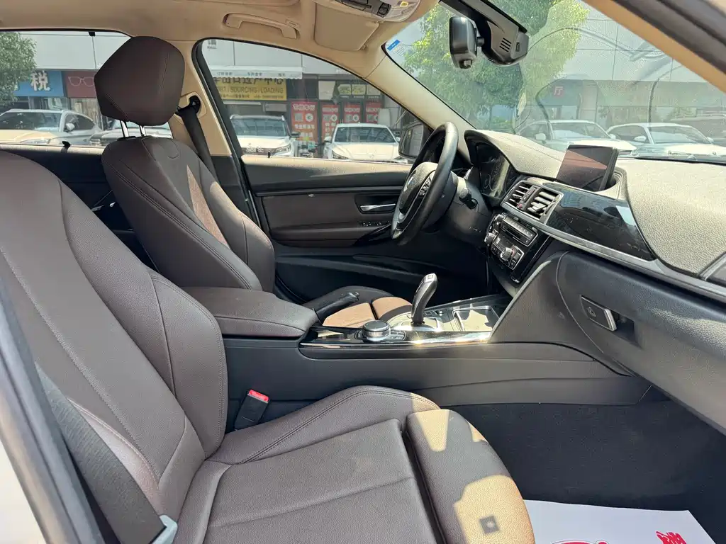 BMW 3 Series 2019 — фото 11