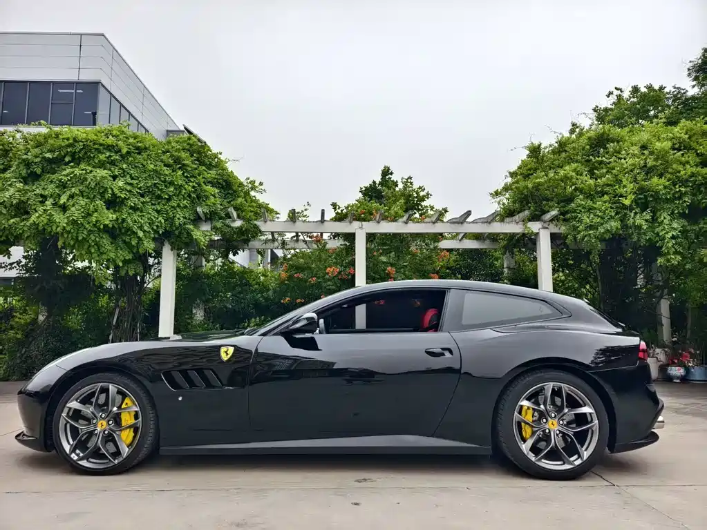Ferrari GTC4Lusso 2017 — фото 5