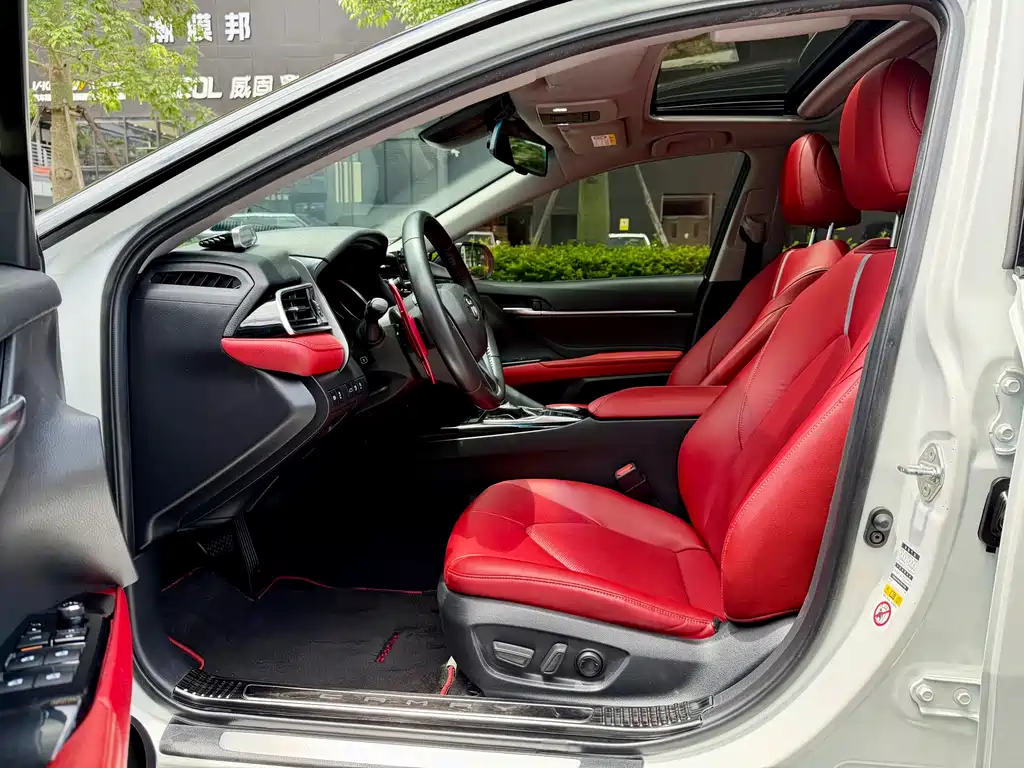 Toyota Camry 2018 — фото 14