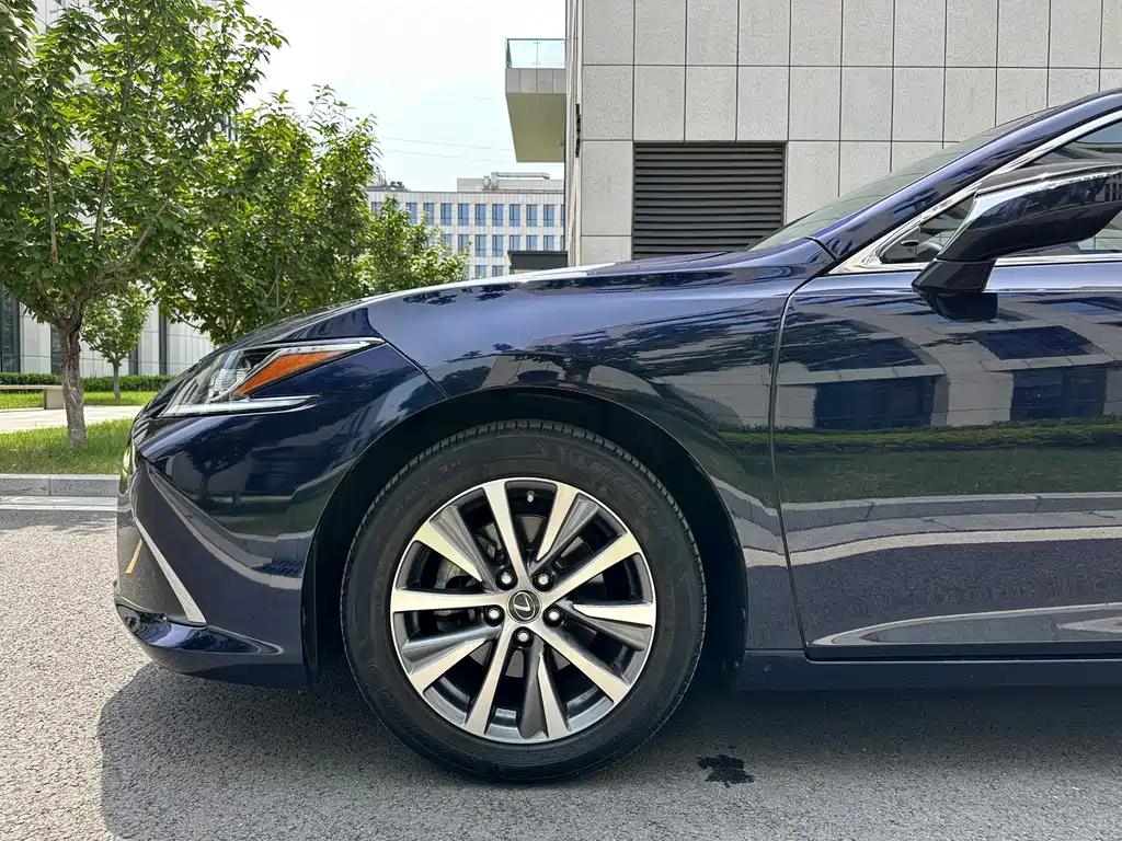 Lexus ES 2020 — фото 23