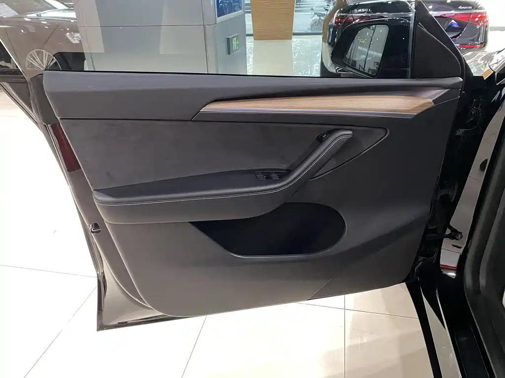Tesla Model Y 2023 — фото 9