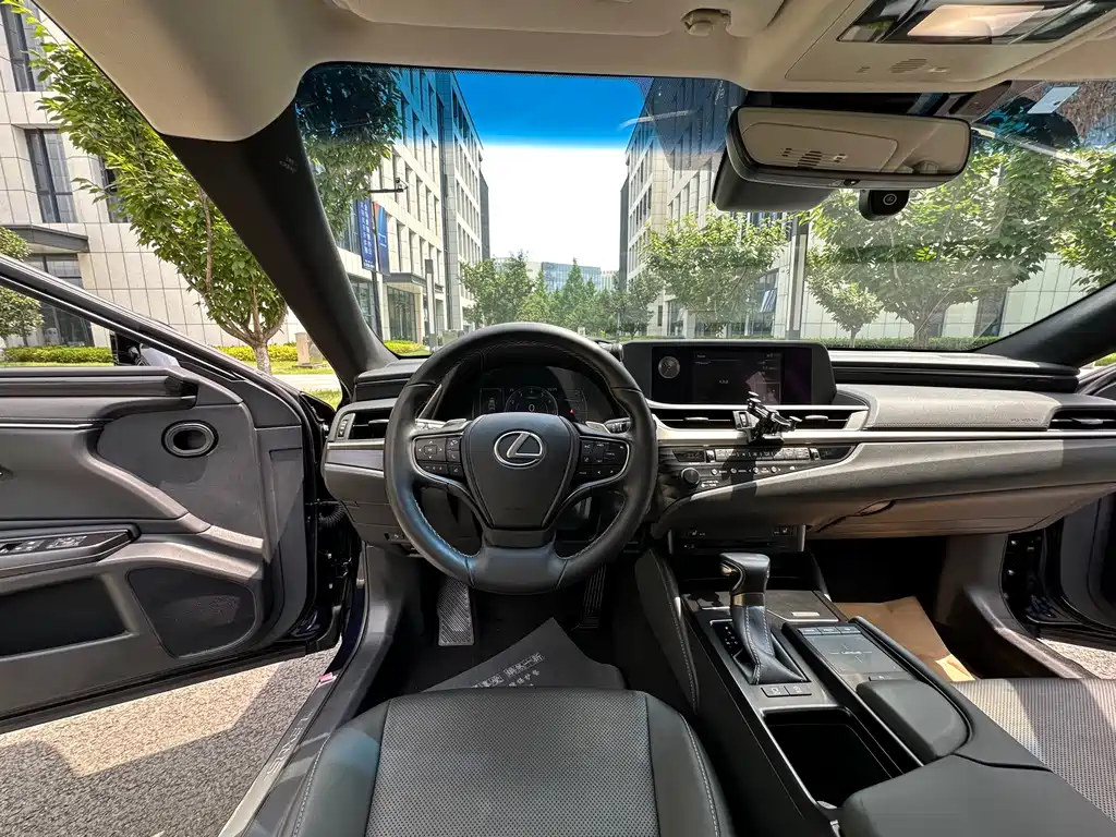 Lexus ES 2020 — фото 16