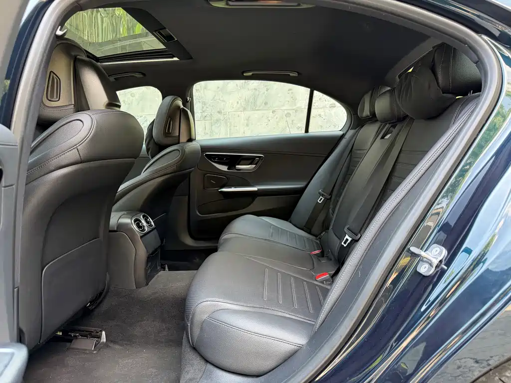 Mercedes-Benz C-Class 2024 — фото 10