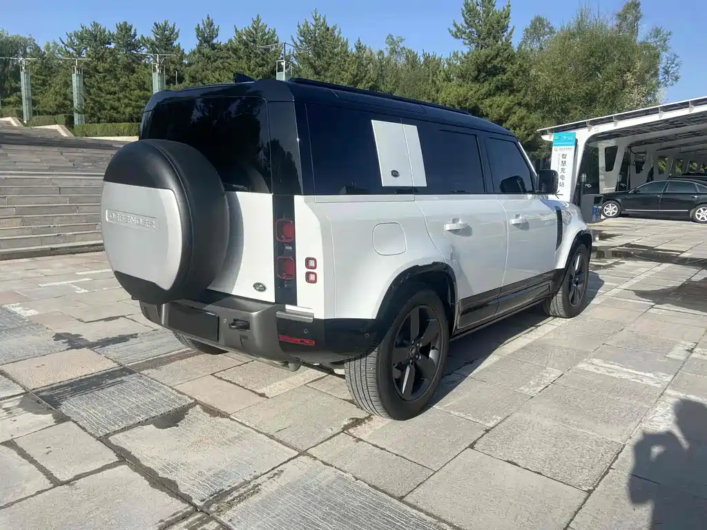 Land Rover Defender 2023 — фото 17
