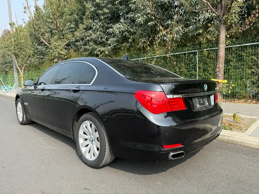 BMW 7 Series 2011 — фото 28