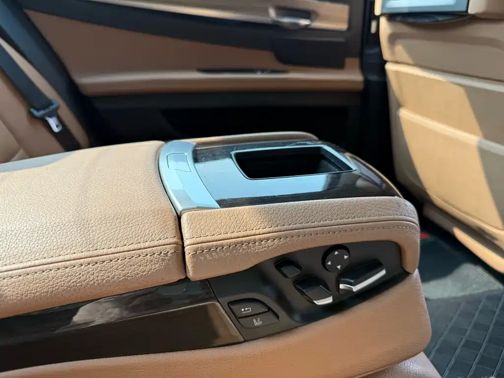 BMW 7 Series 2011 — фото 25