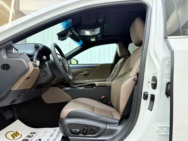 Lexus ES 2025